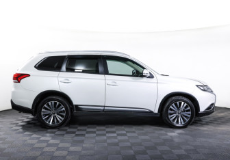Подержанный автомобиль Mitsubishi Outlander 2021 года (4 фото)