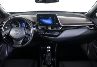 Подержанный автомобиль Toyota C-HR 2018 года (12 фото)