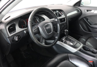 Подержанный автомобиль Audi A4 Sedan 2009 года (9 фото)