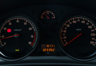 Подержанный автомобиль Opel Astra Sedan 2010 года (16 фото)