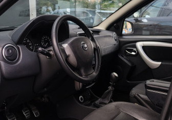 Подержанный автомобиль Nissan Terrano 2014 года (11 фото)