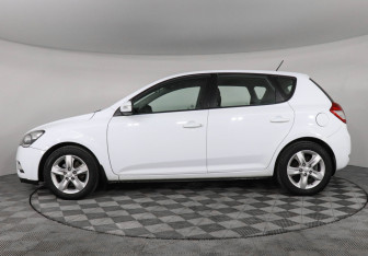 Подержанный автомобиль Kia Ceed Hatchback 2011 года (8 фото)