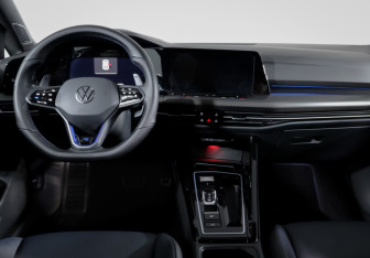 Подержанный автомобиль Volkswagen Golf R Hatchback 2023 года (12 фото)