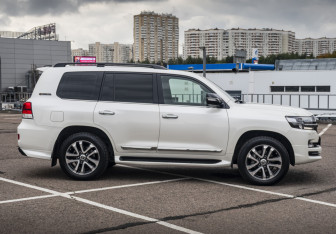 Подержанный автомобиль Toyota Land Cruiser Suv 2017 года (5 фото)