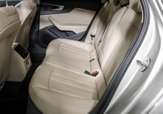 Подержанный автомобиль Audi A4 Sedan 2017 года (10 фото)