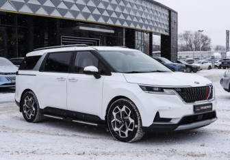 Подержанный автомобиль Kia Carnival 2020 года (3 фото)