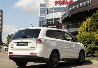 Подержанный автомобиль Mitsubishi Outlander 2013 года (4 фото)