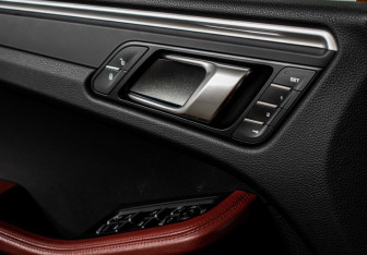 Подержанный автомобиль Porsche Macan 2018 года (18 фото)