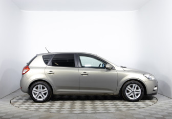 Подержанный автомобиль Kia Ceed Hatchback 2010 года (4 фото)