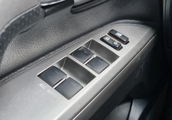 Подержанный автомобиль Toyota Land Cruiser Suv 2012 года (15 фото)