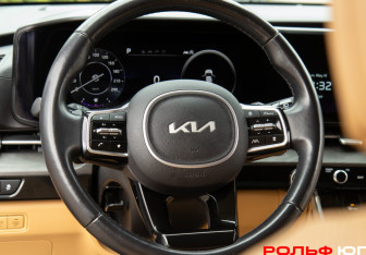Подержанный автомобиль Kia Carnival 2022 года (12 фото)