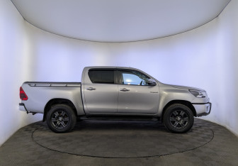 Подержанный автомобиль Toyota Hilux 2022 года (4 фото)