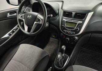 Подержанный автомобиль Hyundai Solaris Hatchback 2011 года (10 фото)