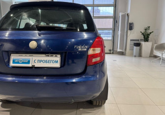 Подержанный автомобиль Skoda Fabia Hatchback 2007 года (7 фото)