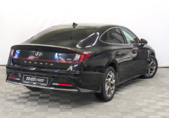 Подержанный автомобиль Hyundai Sonata 2022 года (5 фото)