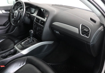 Подержанный автомобиль Audi A4 Sedan 2009 года (10 фото)