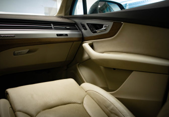 Подержанный автомобиль Audi Q7 2015 года (21 фото)