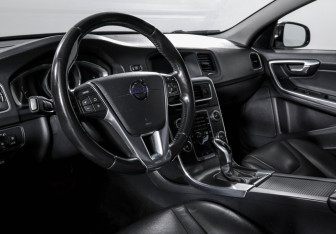 Подержанный автомобиль Volvo V60 Cross Country 2015 года (14 фото)