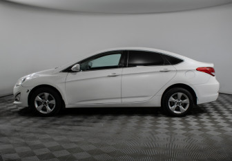 Подержанный автомобиль Hyundai i40 Sedan 2013 года (8 фото)