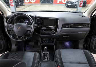 Подержанный автомобиль Mitsubishi Outlander 2019 года (14 фото)