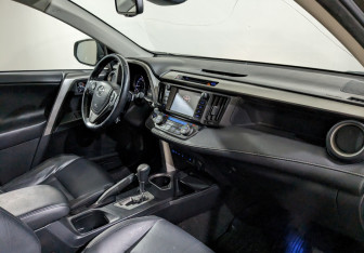Подержанный автомобиль Toyota RAV4 2016 года (16 фото)
