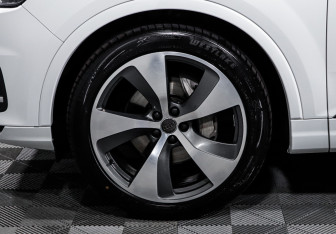 Подержанный автомобиль Audi Q7 2019 года (15 фото)