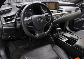Подержанный автомобиль Lexus ES 2018 года (16 фото)