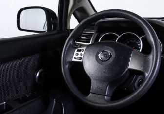Подержанный автомобиль Nissan Tiida Hatchback 2012 года (11 фото)