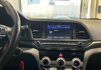 Подержанный автомобиль Hyundai Elantra Sedan 2019 года (14 фото)