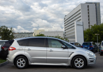 Подержанный автомобиль Ford S-MAX 2011 года (3 фото)