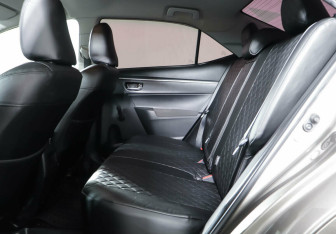 Подержанный автомобиль Toyota Corolla Sedan 2016 года (17 фото)