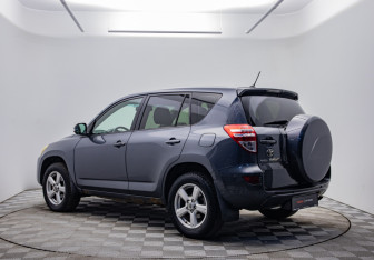 Подержанный автомобиль Toyota RAV4 2009 года (7 фото)