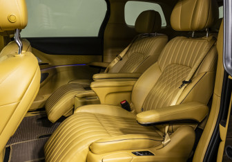 Подержанный автомобиль Voyah Dream 2023 года (13 фото)