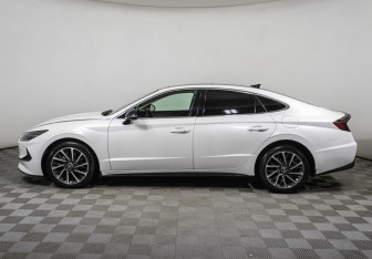 Подержанный автомобиль Hyundai Sonata 2019 года (8 фото)