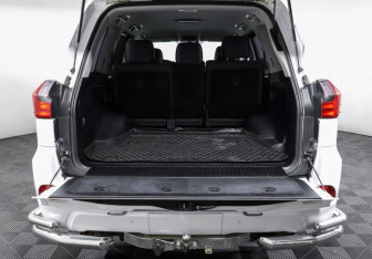 Подержанный автомобиль Lexus LX 2015 года (10 фото)