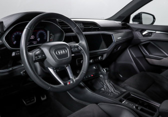 Подержанный автомобиль Audi Q3 2021 года (14 фото)