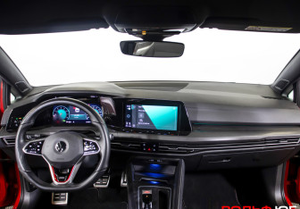 Подержанный автомобиль Volkswagen Golf GTI Hatchback 2021 года (12 фото)