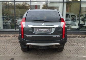 Подержанный автомобиль Mitsubishi Pajero Sport 2019 года (7 фото)