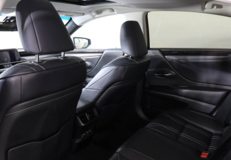 Подержанный автомобиль Lexus ES 2019 года (12 фото)