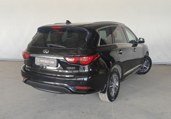 Подержанный автомобиль Infiniti QX60 2016 года (4 фото)