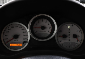 Подержанный автомобиль Toyota RAV4 2004 года (7 фото)