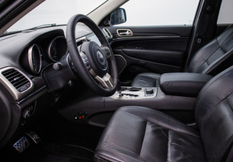 Подержанный автомобиль Jeep Grand Cherokee 2012 года (14 фото)