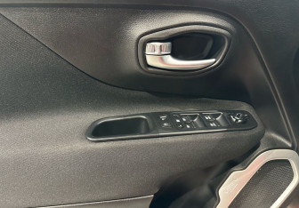 Подержанный автомобиль Jeep Renegade 2018 года (17 фото)
