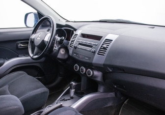 Подержанный автомобиль Mitsubishi Outlander 2008 года (10 фото)
