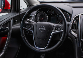 Подержанный автомобиль Opel Astra Hatchback 2013 года (15 фото)