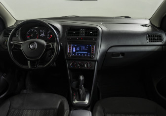 Подержанный автомобиль Volkswagen Polo Sedan 2015 года (12 фото)
