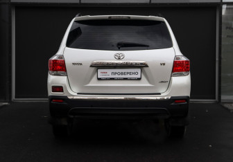Подержанный автомобиль Toyota Highlander 2011 года (6 фото)