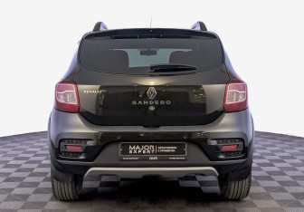 Подержанный автомобиль Renault Sandero 2017 года (6 фото)