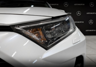 Подержанный автомобиль Toyota RAV4 2021 года (17 фото)