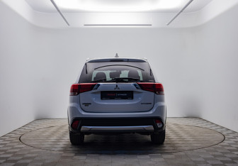 Подержанный автомобиль Mitsubishi Outlander 2018 года (6 фото)
